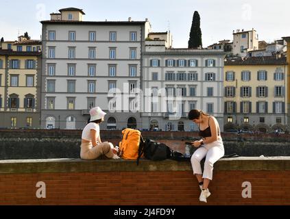 Firenze, Italia. 14th Apr 2022. I turisti si riposano sulle rive del fiume Arno a Firenze, il 14 aprile 2022. Credit: Jin Mamengni/Xinhua/Alamy Live News Foto Stock