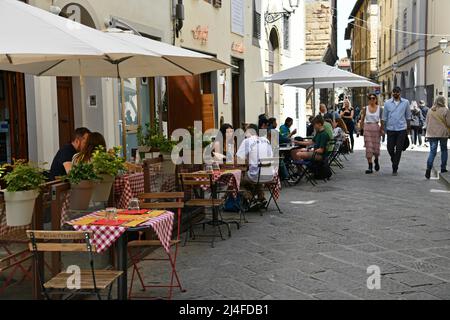 Firenze, Italia. 14th Apr 2022. I turisti mangiano in un ristorante a Firenze, il 14 aprile 2022. Credit: Jin Mamengni/Xinhua/Alamy Live News Foto Stock