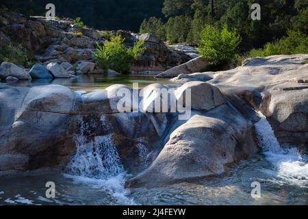 I PISCINES Naturelles De Cavu sono piscine naturali formate dal fiume Cavu, Corse du Sud, Corsica, Francia Foto Stock