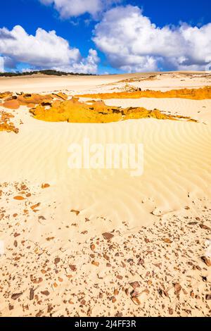 Un paesaggio insolito attende i visitatori del Wungul Sandblow sull'isola di Fraser. Queensland, Australia Foto Stock