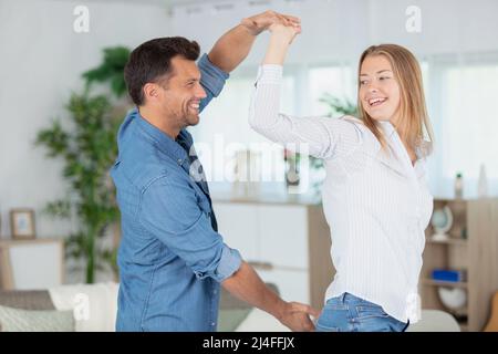 felice coppia romantica divertirsi in nuova casa Foto Stock