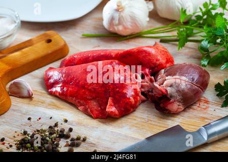 Cuore e polmoni di agnello crudo Foto Stock