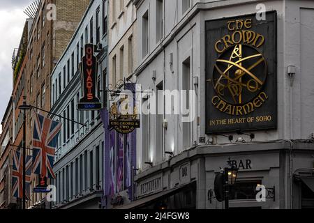 LONDRA, Regno Unito - 13 APRILE 2022: Cartello per il pub Crown and Two Chairmen su Dean Street, Soho Foto Stock