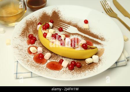 Concetto di gustoso dessert con banana, primo piano Foto Stock