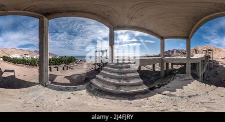 Visualizzazione panoramica a 360 gradi di panorama hdr sferico senza giunture a 360 gradi in carcassa di calcestruzzo abbandonato edificio incompiuto con colonne e scale sulla riva del mare in deser