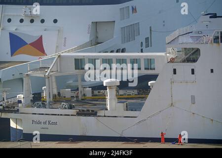 Lavori di manutenzione in corso sul traghetto Pride of Kent P&o al porto di dover nel Kent, in quanto i servizi dell'operatore di traghetti rimangono sospesi. Data foto: Venerdì 15 aprile 2022. Foto Stock