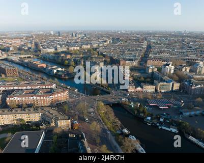 Amsterdam, 26th marzo 2022, Paesi Bassi. Vista della città di Amsterdam sul tradizionale mulino a vento di Gooyer al Funenkade e brouwerij t ij Foto Stock