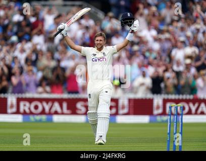 Foto del file datata 14-08-2021 del Joe Root dell'Inghilterra celebra dopo aver segnato il suo secolo durante il terzo giorno della seconda partita di prova cinch a Lord's, Londra. Joe Root si è dimesso come ha annunciato il capitano del test maschile inglese, l’Inghilterra e il Wales Cricket Board. Data di emissione: Venerdì 15 aprile 2022. Foto Stock