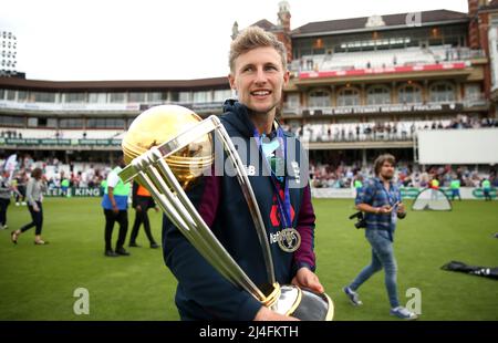 Foto di archivio datata 15-07-2019 del Joe Root dell'Inghilterra con il trofeo durante le celebrazioni della Coppa del mondo al Kia Oval, Londra. Joe Root si è dimesso come ha annunciato il capitano del test maschile inglese, l’Inghilterra e il Wales Cricket Board. Data di emissione: Venerdì 15 aprile 2022. Foto Stock