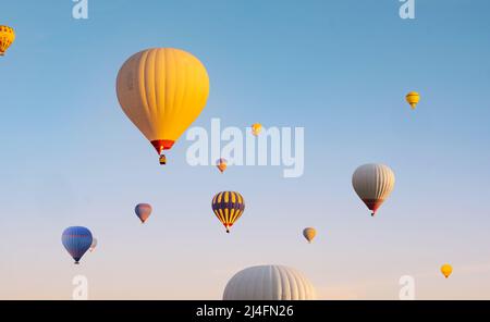 I palloni ad aria calda nel cielo blu Foto Stock