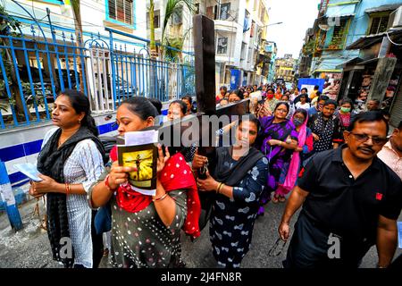 Giovani e devoti cristiani hanno visto portare una croce mentre prendono parte alla processione religiosa durante il Venerdì Santo. Il Venerdì Santo è una festa cristiana che commemora la crocifissione di Gesù Cristo e la sua morte al Calvario. Si osserva durante la settimana Santa come parte del Triduo Pasquale il venerdì che precede la domenica di Pasqua, e può coincidere con l'osservanza ebraica della Pasqua. Foto Stock