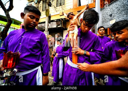 Giovani e devoti cristiani hanno visto portare una croce fuori dai Missionari della Carità mentre prendono parte alla processione religiosa durante il Venerdì Santo . Il Venerdì Santo è una festa cristiana che commemora la crocifissione di Gesù Cristo e la sua morte al Calvario. Si osserva durante la settimana Santa come parte del Triduo Pasquale il venerdì che precede la domenica di Pasqua, e può coincidere con l'osservanza ebraica della Pasqua. Foto Stock