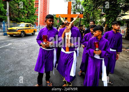 Giovani e devoti cristiani hanno visto portare una croce mentre prendono parte alla processione religiosa durante il Venerdì Santo. Il Venerdì Santo è una festa cristiana che commemora la crocifissione di Gesù Cristo e la sua morte al Calvario. Si osserva durante la settimana Santa come parte del Triduo Pasquale il venerdì che precede la domenica di Pasqua, e può coincidere con l'osservanza ebraica della Pasqua. Foto Stock