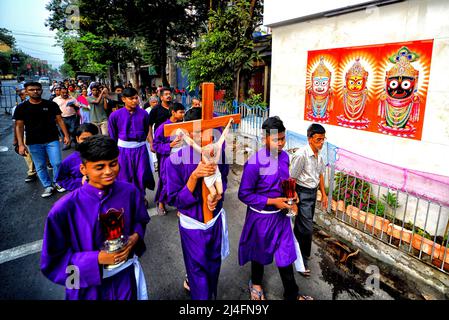 Giovani e devoti cristiani hanno visto portare una croce mentre prendono parte alla processione religiosa durante il Venerdì Santo. Il Venerdì Santo è una festa cristiana che commemora la crocifissione di Gesù Cristo e la sua morte al Calvario. Si osserva durante la settimana Santa come parte del Triduo Pasquale il venerdì che precede la domenica di Pasqua, e può coincidere con l'osservanza ebraica della Pasqua. Foto Stock