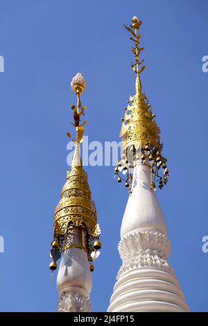 Sbalorditive guglie di una Pagoda in stile Mon nel Tempio Buddista di Wat Chomphuwek, Provincia di Nonthaburi, Thailandia Foto Stock