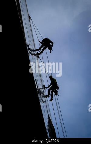 Due persone che si aggirano per pulire le finestre, Liverpool City Centre Foto Stock