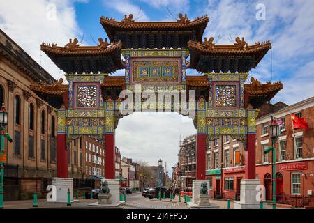 L'incredibile arco di porta Cinese decorato in modo elaborato, Liverpool Chinatown Foto Stock