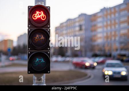 Il semaforo rosso proibisce alle biciclette di passare in luoghi pubblici. Foto Stock