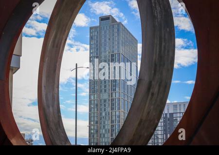 Liverpool City Skyscraper, con il volto della scultura Liverpool Foto Stock