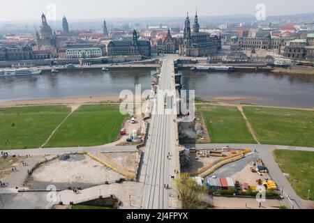 Dresda, Germania. 14th Apr 2022. Passerelle: Attraversa a piedi il ponte di Augusto sullo sfondo della città vecchia. (Vista aerea con un drone) Credit: Sebastian Kahnert/dpa/Alamy Live News Foto Stock