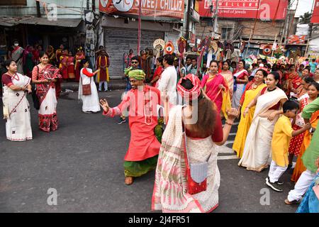 Kolkata, India. 15th Apr 2022. Bengalies festeggia il nuovo anno o Pohela Bishakh. (Foto di Suvrajit Dutta/Pacific Press) Credit: Pacific Press Media Production Corp./Alamy Live News Foto Stock