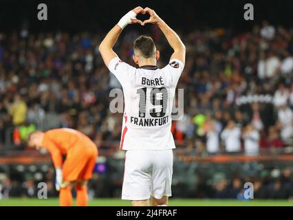 Rafael Borre di Francoforte celebra il suo obiettivo 0-2 durante la UEFA Europa League, quarti di finale, partita di calcio a 2nd gambe tra il FC Barcelona e l'Eintracht Francoforte il 14 aprile 2022 allo stadio Camp Nou di Barcellona, Spagna - Foto: HMB Media/DPPI/LiveMedia Foto Stock