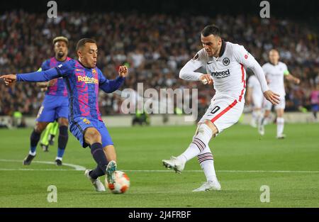 Filip Kostic di Francoforte segna un gol 0-3, Sergino Dest del FC di Barcellona durante la UEFA Europa League, quarti di finale, partita di calcio a 2nd gambe tra il FC di Barcellona e Eintracht di Francoforte il 14 aprile 2022 allo stadio Camp Nou di Barcellona, Spagna - Foto: HMB Media/DPPI/LiveMedia Foto Stock