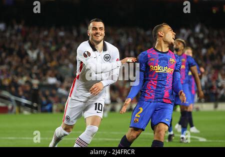 Filip Kostic di Francoforte festeggia il suo obiettivo 0-3, Sergino Dest del FC Barcelona abbattuto durante la UEFA Europa League, quarti di finale, partita di calcio a 2nd gambe tra il FC Barcelona e Eintracht Francoforte il 14 aprile 2022 allo stadio Camp Nou di Barcellona, Spagna - Foto: HMB Media/DPPI/LiveMedia Foto Stock