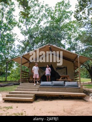 Budget Safari tenda in Sud Africa per vacanze in famiglia nella natura , coppia uomo e donna campeggio tenda safari Foto Stock