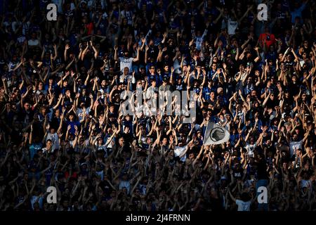 Bergamo, Italia. 14 aprile 2022. I fan di Atalanta BC mostrano il loro sostegno durante la partita di calcio della seconda gamba del quarto della UEFA Europa League tra Atalanta BC e RB Leipzig. Credit: Nicolò campo/Alamy Live News Foto Stock