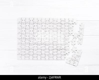 Puzzle audace incompiuto su tavola di legno Foto Stock