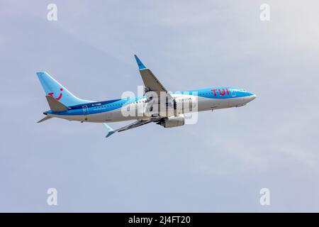 TUI Boeing 737-8 MAX (REG: G-TUMK) con partenza dalla pista 13 per tornare a Manchester, Regno Unito. Foto Stock