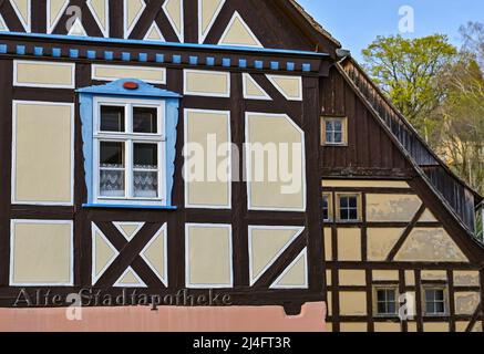 Hohnstein, Germania. 13th Apr 2022. Case a graticcio nel villaggio di Hohnstein in Sassonia Svizzera, sulle montagne di Osterzgebirge. Credit: Patrick Pleul/dpa/Alamy Live News Foto Stock