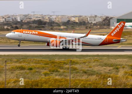 Airline Airbus easyJet A321-251NX (REG: G-UZMI) con partenza per l'aeroporto Gatwick di Londra. Foto Stock