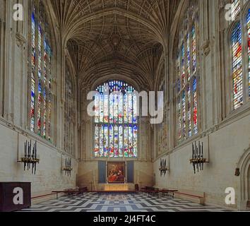 KINGS COLLEGE CHAPEL CAMBRIDGE LA GRANDE FINESTRA ORIENTALE DELLA NAVATA CENTRALE E RUBENS DIPINGONO L'ADORAZIONE DEI MAGI SULL'ALTARE Foto Stock