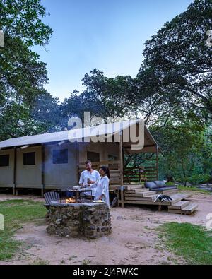 Budget Safari tenda in Sud Africa per vacanze in famiglia nella natura , coppia uomo e donna campeggio tenda safari Foto Stock