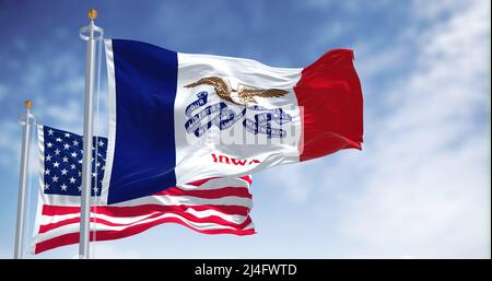 La bandiera dello stato dell'Iowa sventola insieme alla bandiera nazionale degli Stati Uniti d'America. Sullo sfondo c'è un cielo limpido. L'Iowa è uno stato del Th Foto Stock