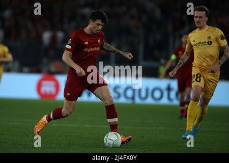 Roma, Italia. 14th Apr 2022. Roger Ibanez (Roma) in azione durante la finale del quarto trimestre della UEFA Conference League 2, partita tra AS Roma e FK Bodo Glimt allo Stadio Olimpico il 14 2022 aprile a Roma. (Credit Image: © Giuseppe fama/Pacific Press via ZUMA Press Wire) Foto Stock