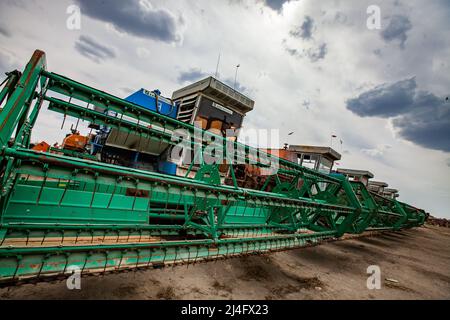 Provincia di Kyzylorda, Kazakhstan - 01 maggio 2012: Macchine moderne di raccolta in fattoria. Cielo grigio, nuvole Foto Stock