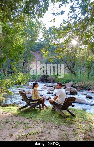 Budget Safari tenda in Sud Africa per vacanze in famiglia nella natura , coppia uomo e donna campeggio tenda safari Foto Stock