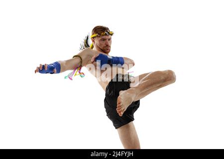 Ritratto di boxer tailandese professionista che pratica isolato su sfondo bianco studio. Sport, muay thai, competizione, concetto di club di lotta Foto Stock