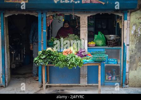 Kathmandu, Nepal- Aprile 20,2022 : commerciante di verdure sulla strada di Kathmandu. Foto Stock