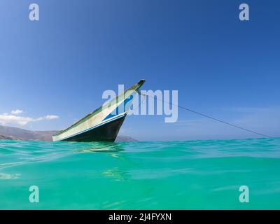 Barca da pesca ormeggiata al largo della costa di Socotra. Socotra, Yemen. Foto Stock