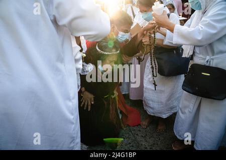 Navotas, Filippine. 15th Apr 2022. Una donna crolla mentre subisce una mostra pubblica di penitenza durante il Venerdì Santo lenten riti in Navotas. Molti cattolici filippini segnano la settimana Santa sottomettendosi a diverse forme di penitenza fisica nella speranza di essere perdonati per i loro peccati. Credit: SOPA Images Limited/Alamy Live News Foto Stock