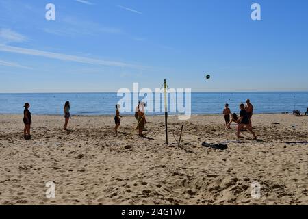 Boscombe, Bournemouth, Dorset, Regno Unito, 15th aprile 2022, Meteo. Il fine settimana di Pasqua inizia il venerdì mattina con il sole. Le temperature calde sono attese durante tutto il periodo di vacanza portando la gente alla costa e alla spiaggia in numeri per la prima volta quest'anno. Credit: Paul Biggins/Alamy Live News Foto Stock