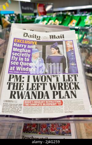 Daily Mail giornale prima pagina prima pagina Harry & Meghan & Queen Visita & Boris Johnson 'i won't let the Left Wreck Rwanda Plan' 15 aprile 2022 Londra UK Foto Stock