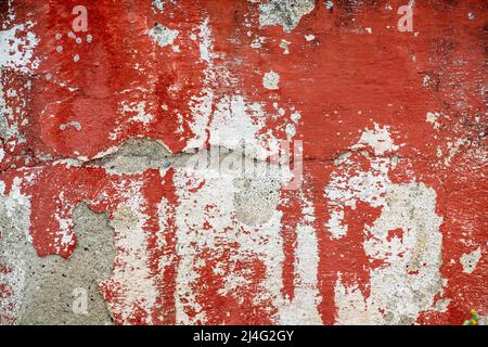 Stucco, calcestruzzo e cemento macchiati di colore grigio e rosso. Asimmetrico e astratto rotto su sfondo testurizzato. Foto di alta qualità Foto Stock