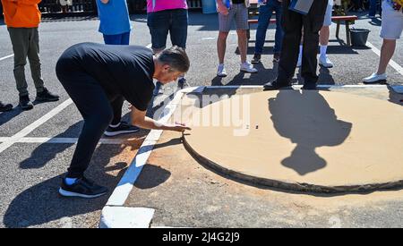 Crawley , Sussex UK 15th Aprile 2022 - azione dal Campionato Mondiale di Marbles tenuto al pub Greyhound a Tinsley Green , Crawley Today . Il campionato si svolge tradizionalmente ogni Venerdì Santo e torna quest'anno dopo una pausa a causa di Covid-19 : Credit Simon Dack / Alamy Live News Foto Stock