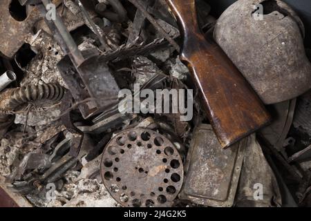 Rotto arrugginito arma della seconda guerra mondiale si stese a terra, vecchio sfondo trofei di guerra Foto Stock