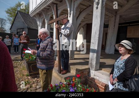 Thaxted, Essex, Regno Unito. 15th Apr 2022. Pasqua Venerdì Santo Processione di testimonianza attraverso Thaxted Essex, Regno Unito. 15th Apr 2022. Daniel Fox porta la Croce come egli guida la processione di testimonianza attraverso l'antica città nord-ovest Essex di Thaxted. Erano presenti membri delle Chiese cattoliche, anglicane, Battista e riformate unite. Visto qui al di fuori del 14th cent. Thaxted Guildhall. Credit: BRIAN HARRIS/Alamy Live News Foto Stock